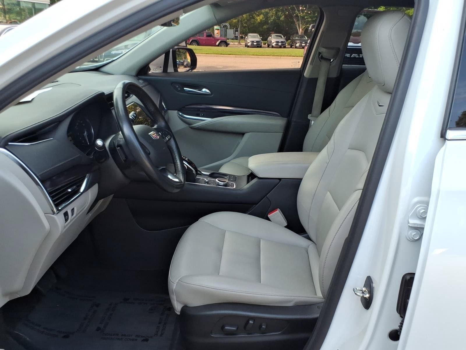 Used 2023 Cadillac XT4 Luxury w/ Cold Weather Package AWD/4WD image 11