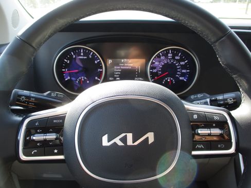 Used 2024 Kia Carnival LX image 20