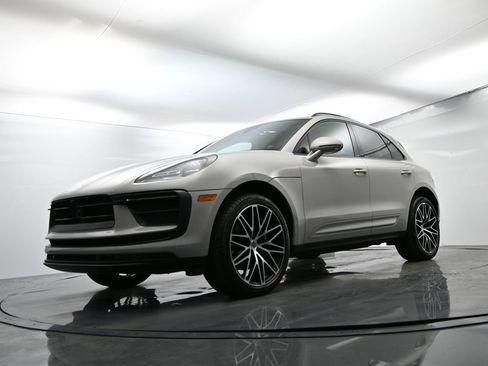 Certified 2025 Porsche Macan image 47