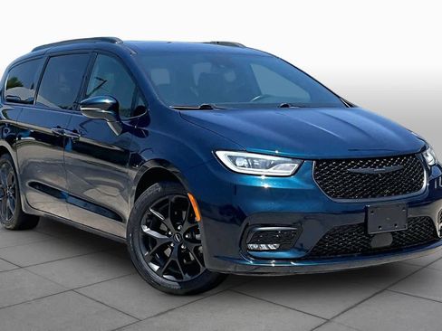 Used 2021 Chrysler Pacifica Touring w/ S Appearance Package FWD image 3