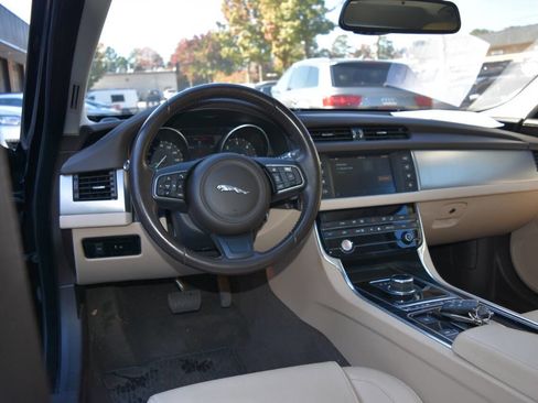Used 2017 Jaguar XF Premium image 34