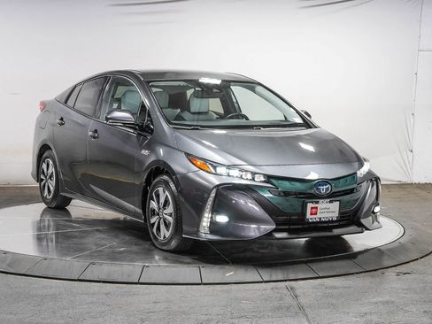 Certified 2018 Toyota Prius Prime Advanced w/ Carpet Mat Package FWD image 6