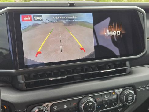 Used 2025 Jeep Wrangler Sahara AWD/4WD image 14