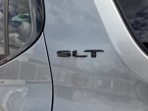 Used 2023 GMC Acadia SLT w/ Elevation Edition FWD image 11