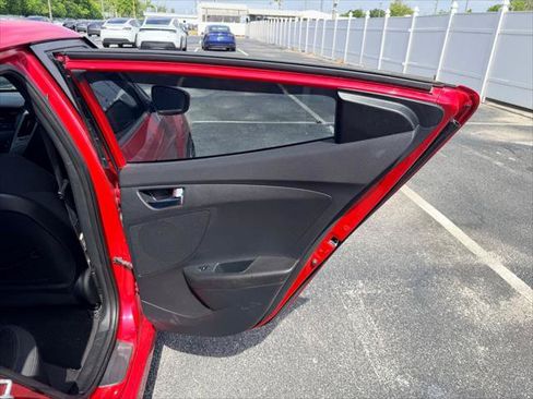 Used 2015 Hyundai Veloster FWD image 18