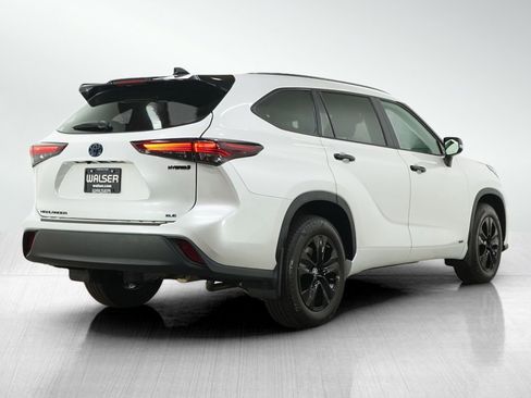 Used 2024 Toyota Highlander XLE AWD/4WD image 5