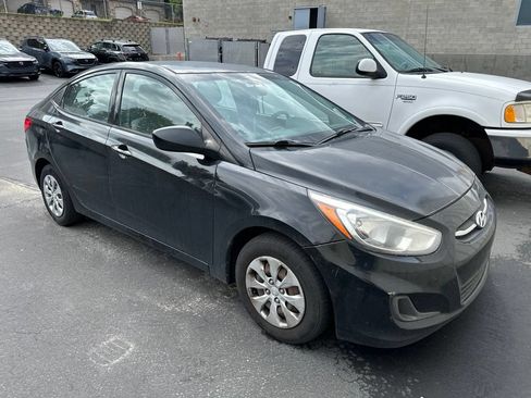 Used 2015 Hyundai Accent GLS FWD image 2