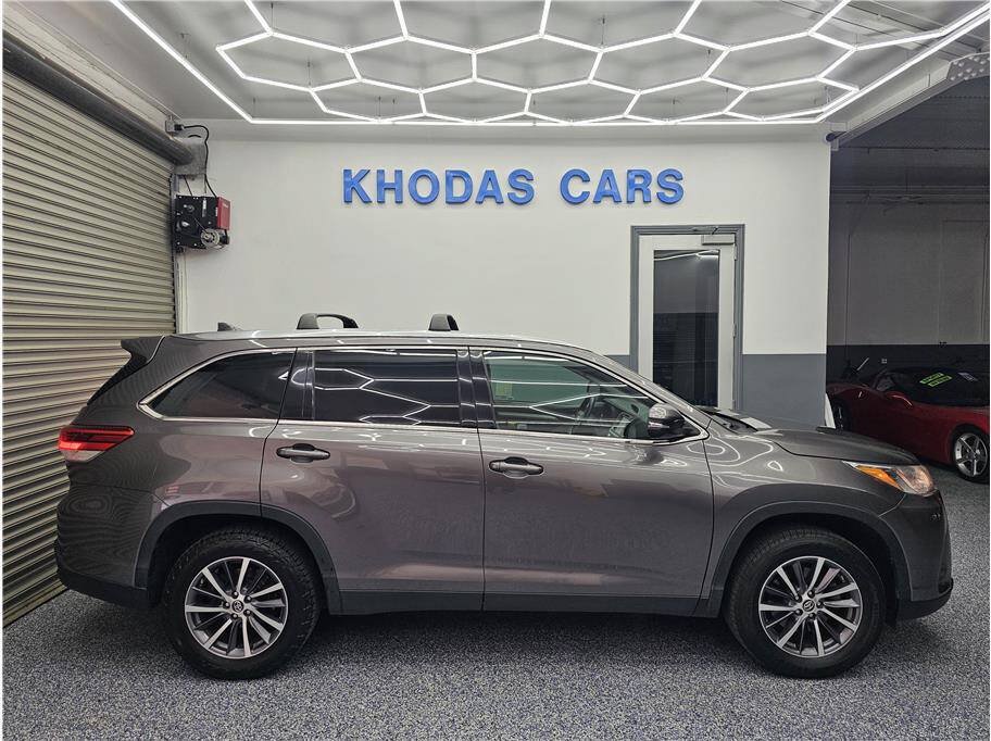 Used 2019 Toyota Highlander XLE FWD image 5