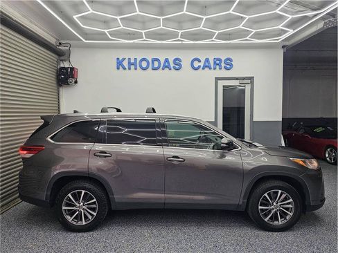 Used 2019 Toyota Highlander XLE FWD image 5