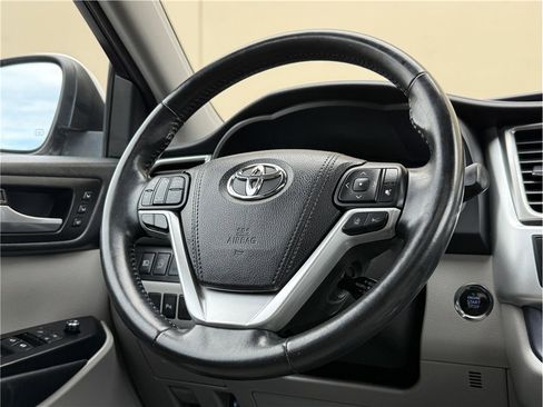 Used 2018 Toyota Highlander Limited AWD/4WD image 19