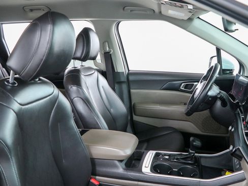 Used 2025 Kia Carnival FWD image 27