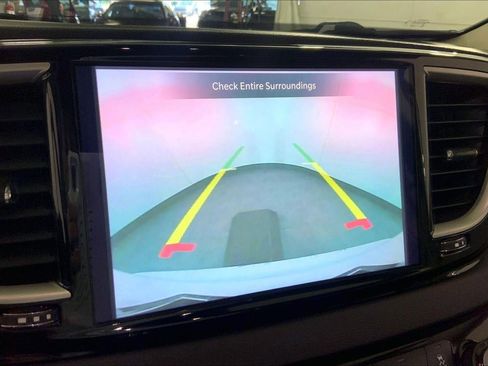 Used 2024 Chrysler Pacifica Touring-L FWD image 21