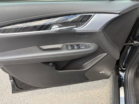 Used 2025 Cadillac XT6 Premium Luxury FWD image 10