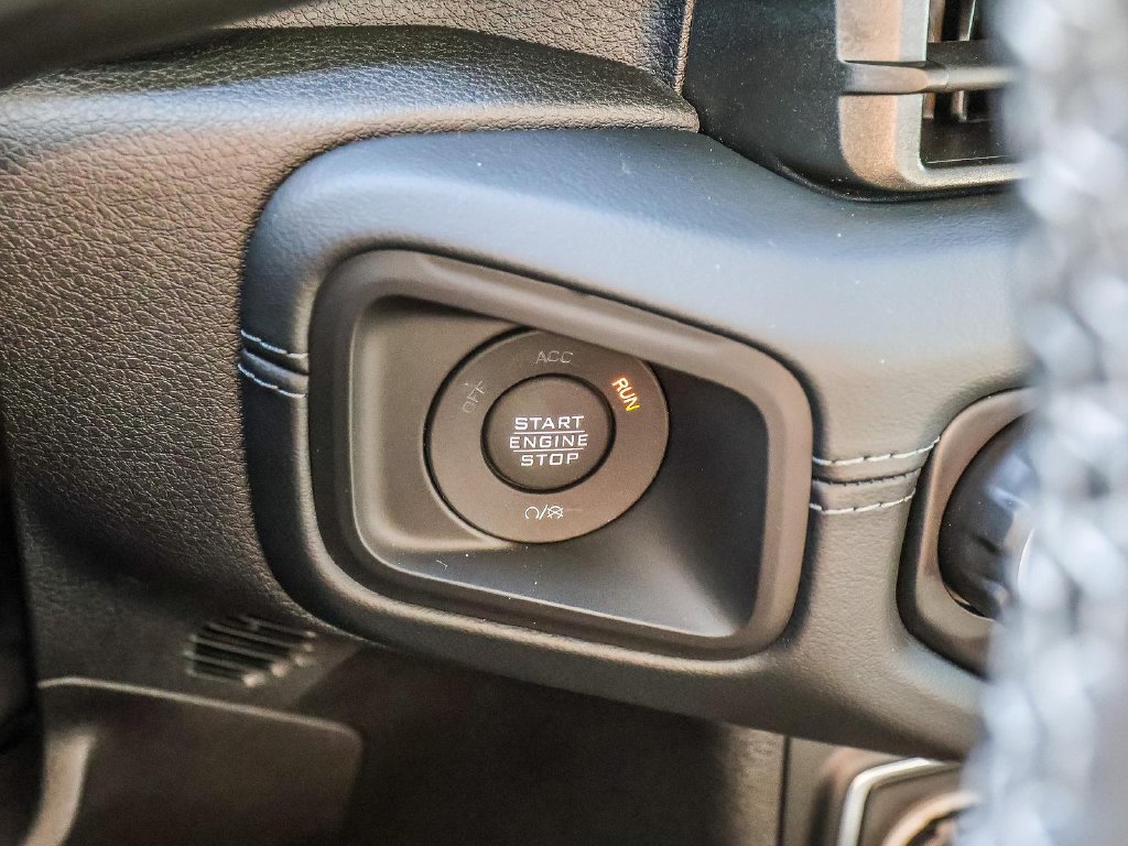 Used 2025 Jeep Gladiator Mojave AWD/4WD image 27