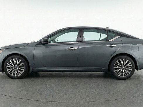 Used 2025 Nissan Altima 2.5 SV FWD image 5