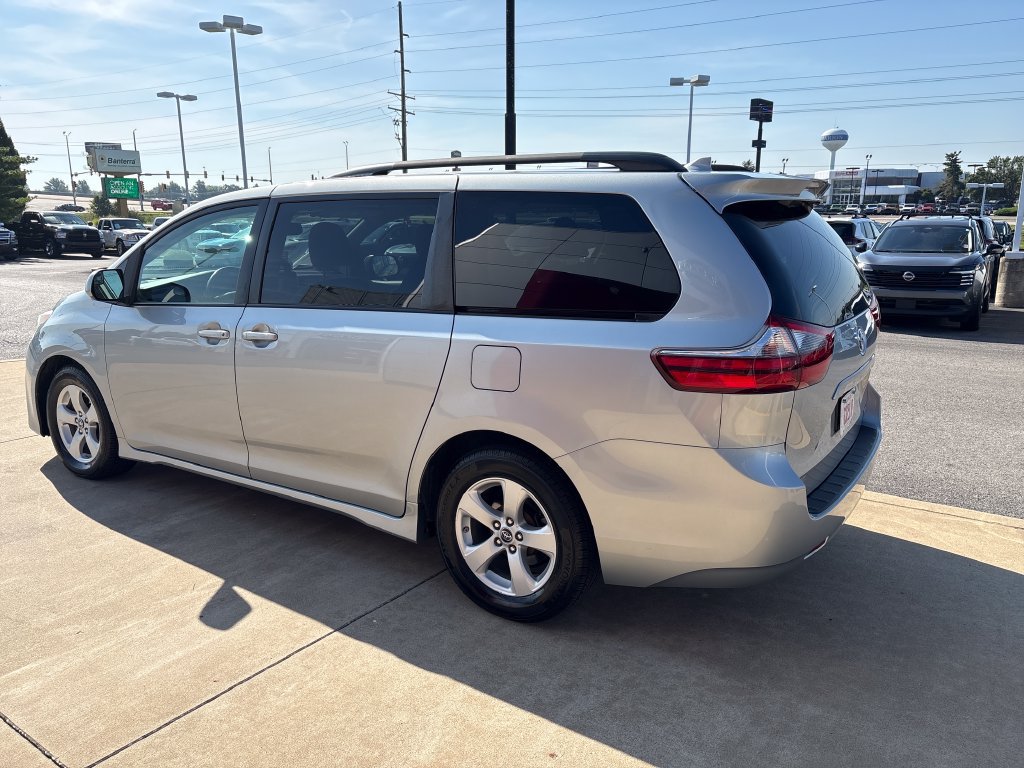 Used 2020 Toyota Sienna LE FWD image 3