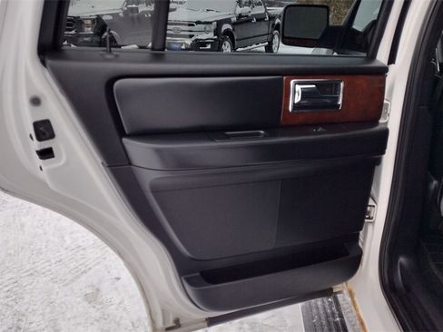 Used 2017 Lincoln Navigator Select image 21