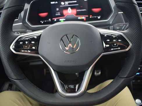 Certified 2022 Volkswagen Tiguan SE R-Line image 28