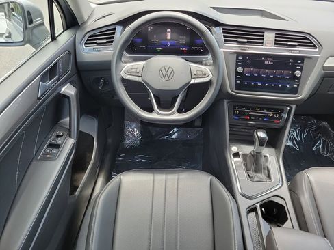 Used 2023 Volkswagen Tiguan SE FWD image 12