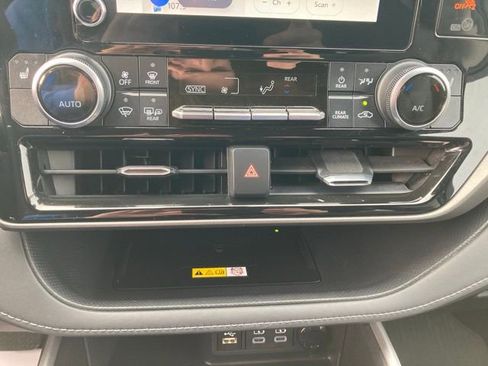 Used 2023 Toyota Highlander XLE image 37