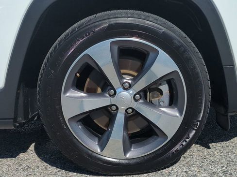 Used 2019 Jeep Cherokee Limited image 10