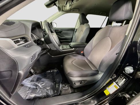 Used 2025 Toyota Highlander LE FWD image 22