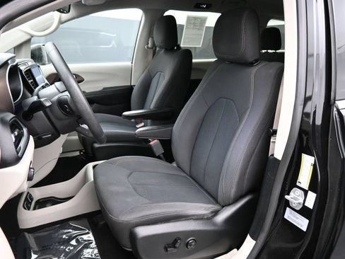 Used 2017 Chrysler Pacifica Touring w/ Tire & Wheel Group FWD image 13