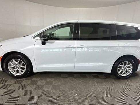Used 2024 Chrysler Pacifica Touring-L FWD image 5