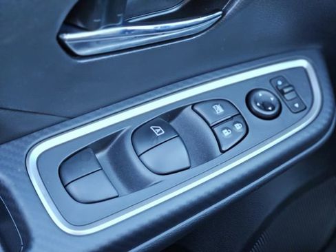 New 2025 Nissan Versa SR w/ Trunk Package FWD image 18