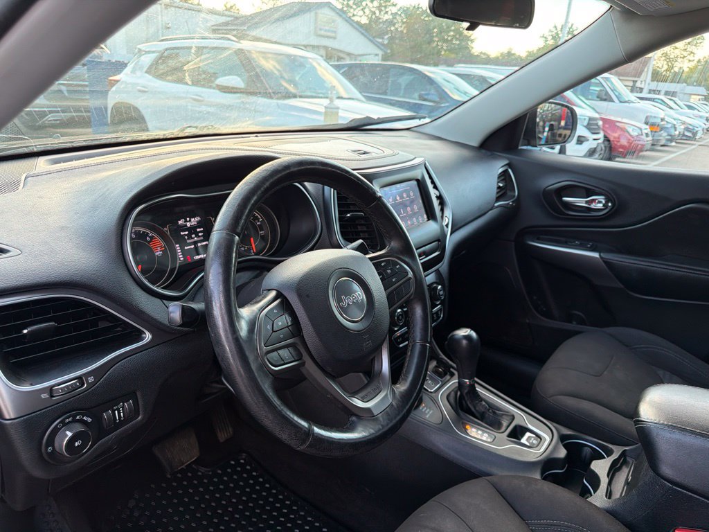 Used 2019 Jeep Cherokee Latitude w/ Cold Weather Group AWD/4WD image 11