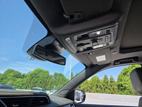 Used 2024 GMC Yukon Denali RWD image 17