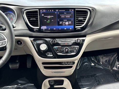Used 2024 Chrysler Pacifica Touring-L FWD image 13