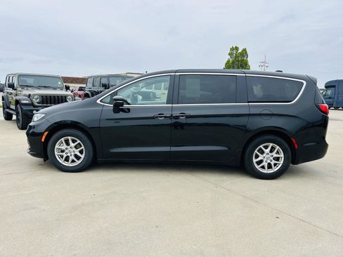 Used 2023 Chrysler Pacifica Touring-L FWD image 36