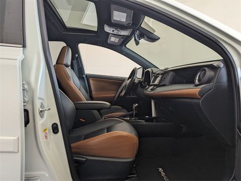 Used 2018 Toyota RAV4 SE image 19