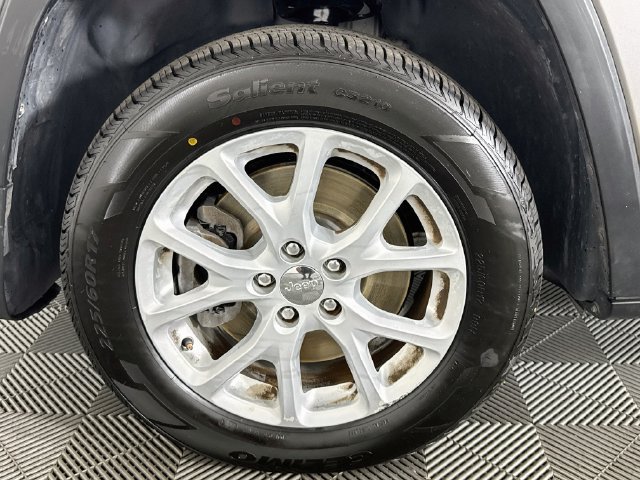 Used 2018 Jeep Cherokee Latitude FWD image 34