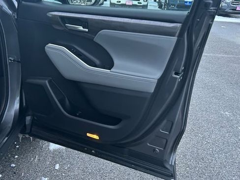 Used 2023 Toyota Highlander Limited image 44