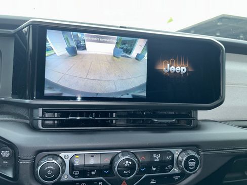 Used 2024 Jeep Wrangler Sahara image 21