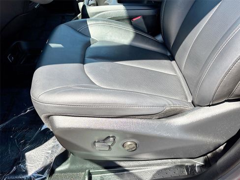 Used 2025 Chrysler Pacifica Select FWD image 18