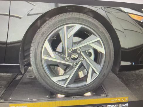 Used 2025 Hyundai Elantra Limited FWD image 9