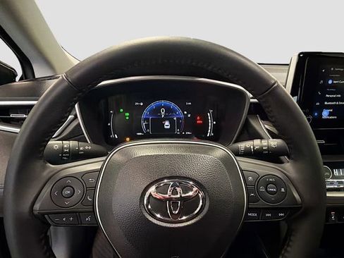 Used 2025 Toyota Corolla Cross XLE image 11