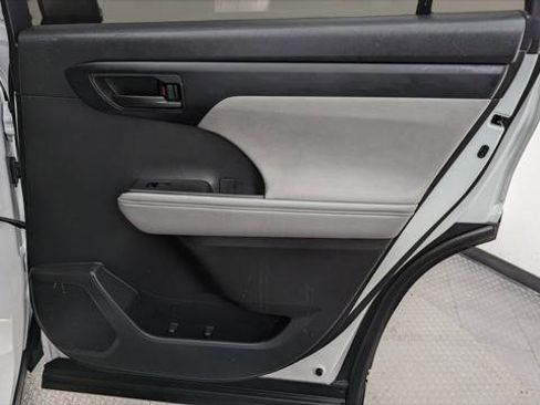 Used 2022 Toyota Highlander LE image 23