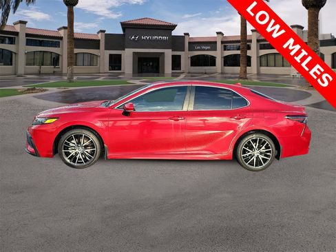 Used 2023 Toyota Camry SE image 5