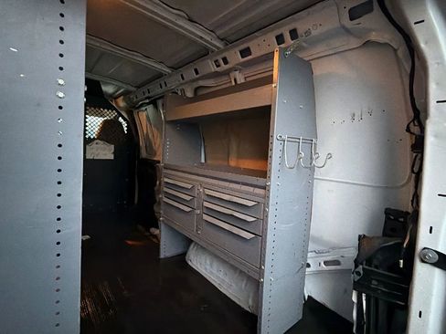 Used 2009 Chevrolet Express 2500 Van 3D image 9