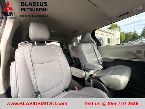 Used 2022 Toyota Sienna XLE AWD/4WD image 40