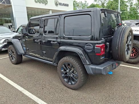 Used 2022 Jeep Wrangler Unlimited Sahara w/ Cold Weather Group AWD/4WD image 6
