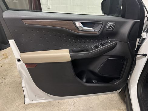 Used 2020 Ford Escape Titanium image 14