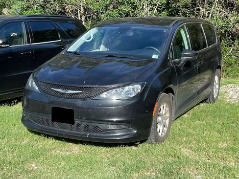 Used 2023 Chrysler Voyager LX FWD image 1