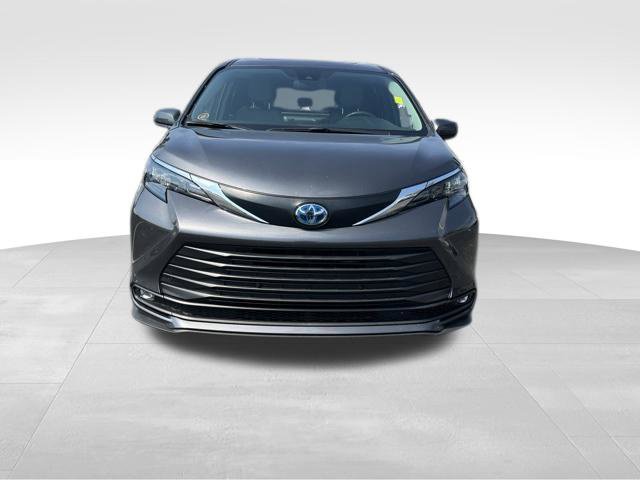 Used 2025 Toyota Sienna XLE w/ XLE Plus Package FWD image 2