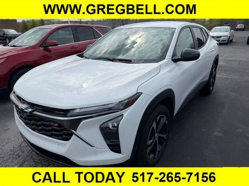 Used 2025 Chevrolet Trax RS FWD image 1