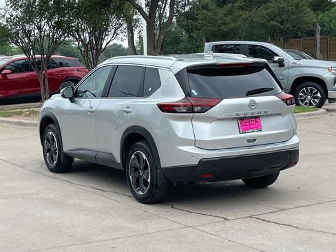 Used 2025 Nissan Rogue SV w/ SV Premium Package FWD image 4